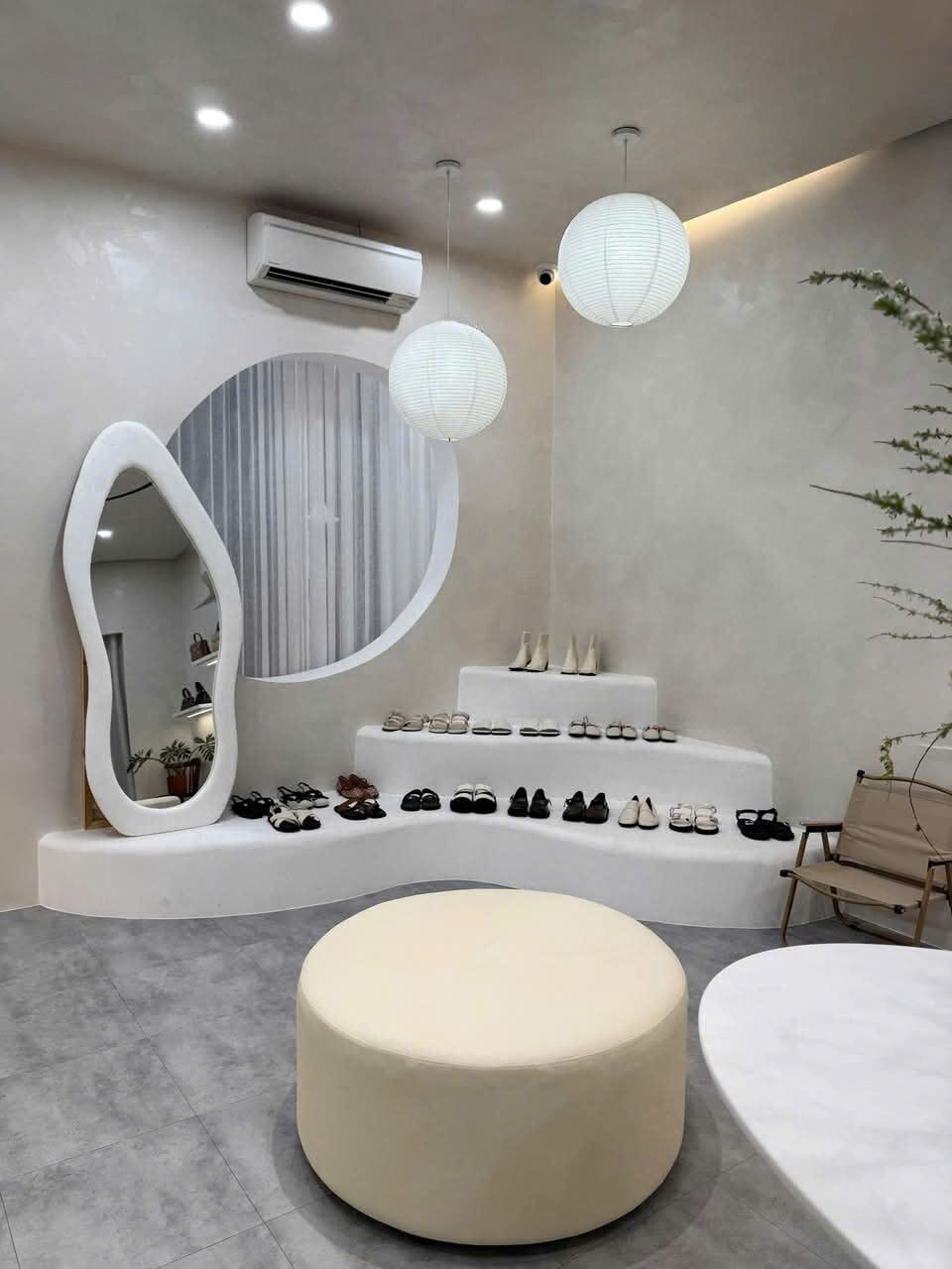 Showroom giày dép với gương vòm bất đối xứng